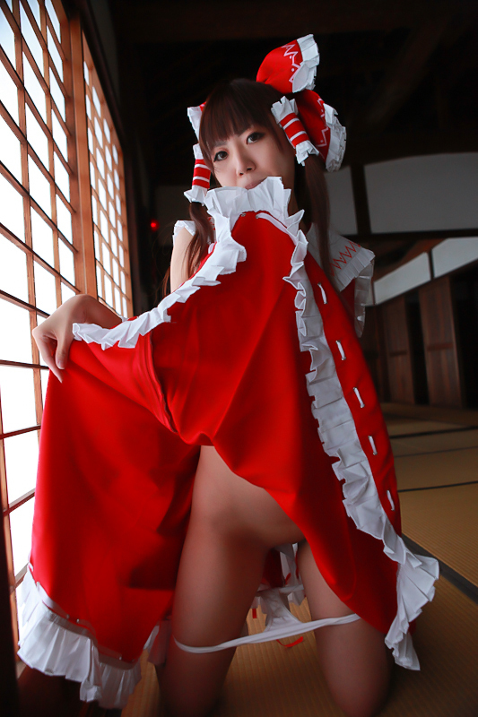 [Cosplay] Reimu Hakurei with dildo and toys - Touhou Project Cosplay